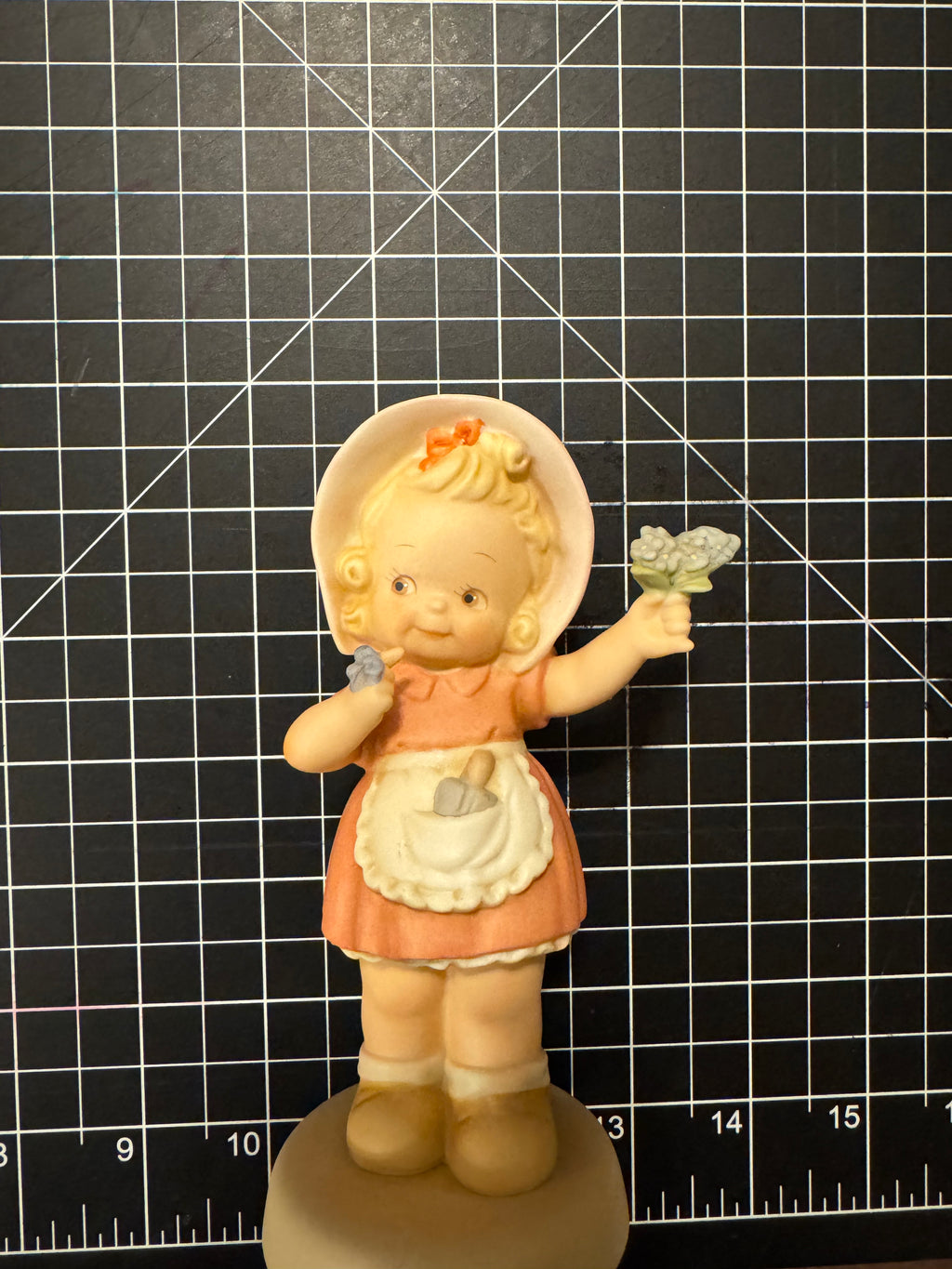Enesco Memories of Yesterday Forget Me Not 1996 Collectors Society Figurine