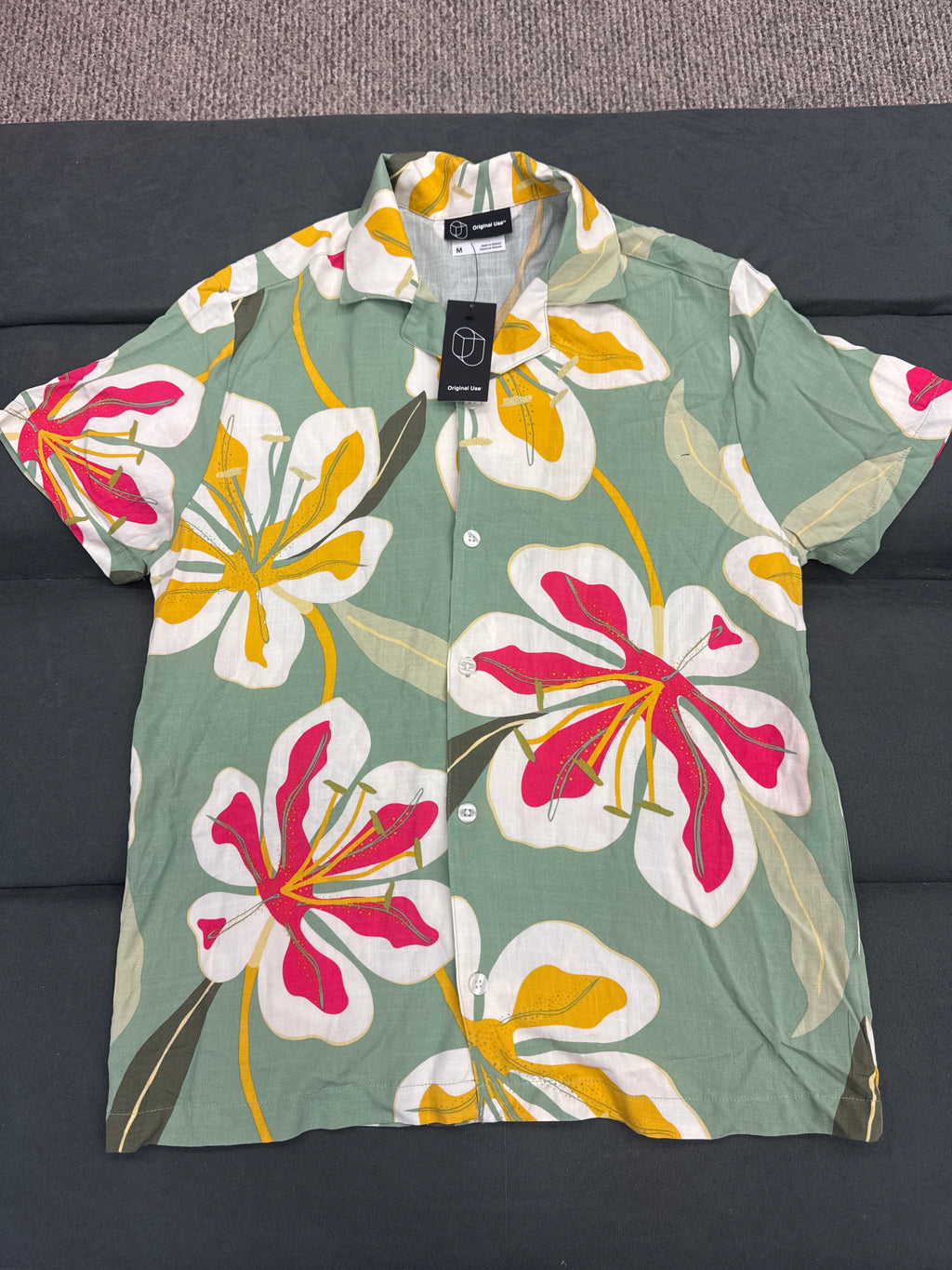 Original Use Mens Hawaiian Shirt Medium Green Floral Tropical Short Sleeve Button Up NWT