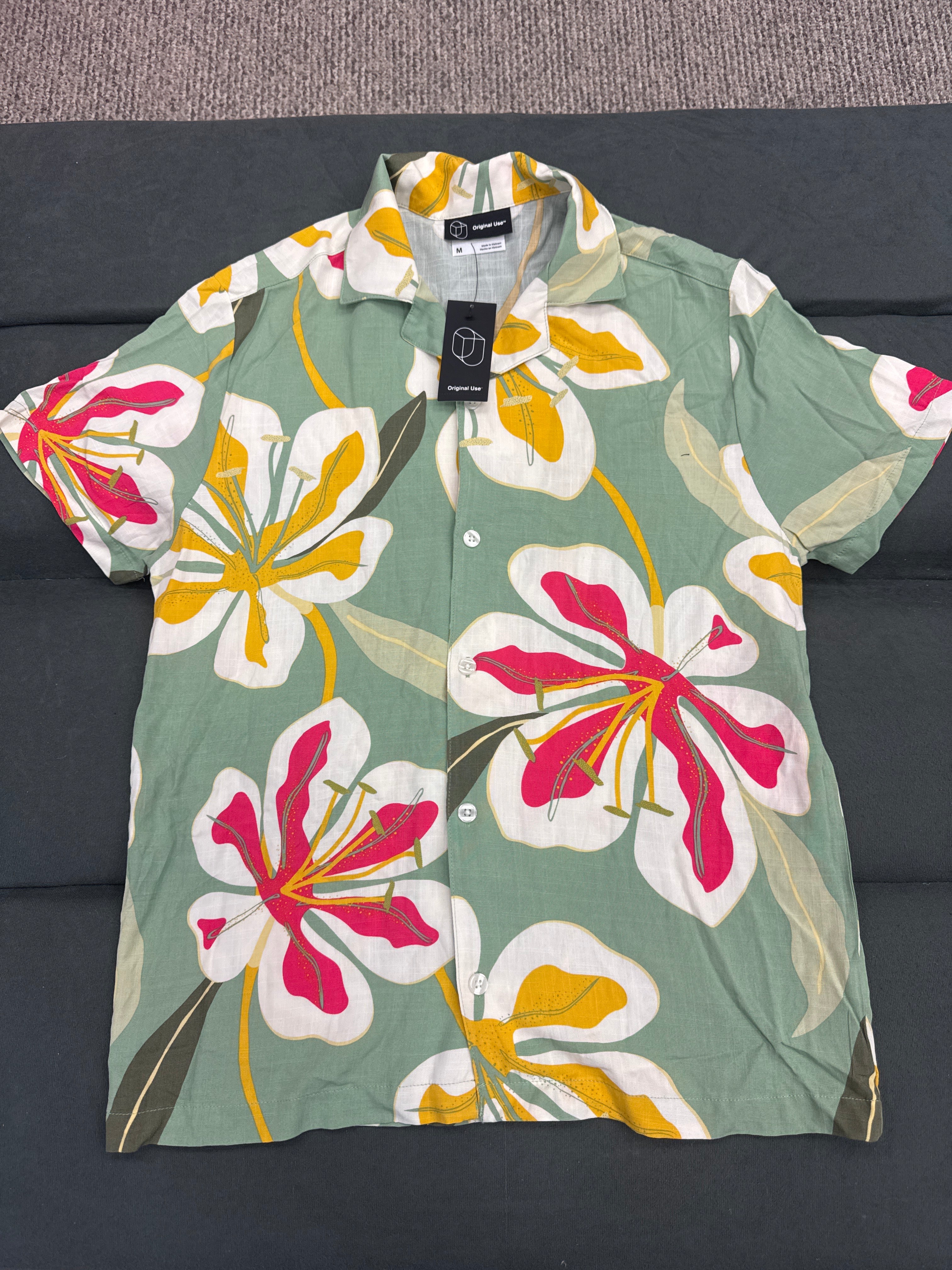Original Use Mens Hawaiian Shirt Medium Green Floral Tropical Short Sleeve Button Up NWT