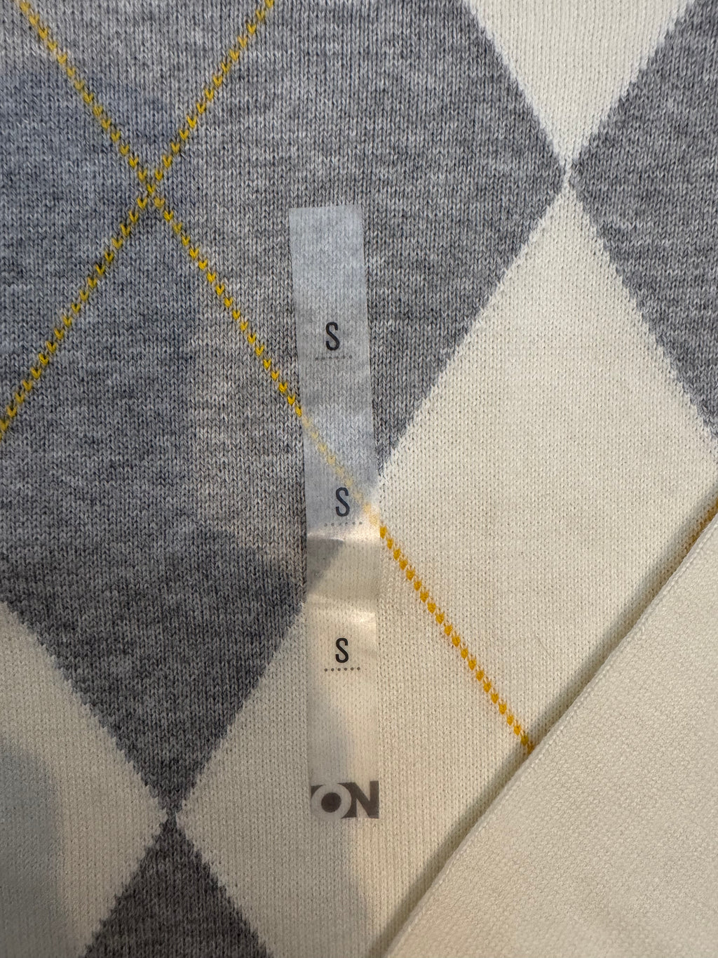 Old Navy Argyle Sweater Women’s Small Cream Gray Yellow V-Neck Knit Pullover