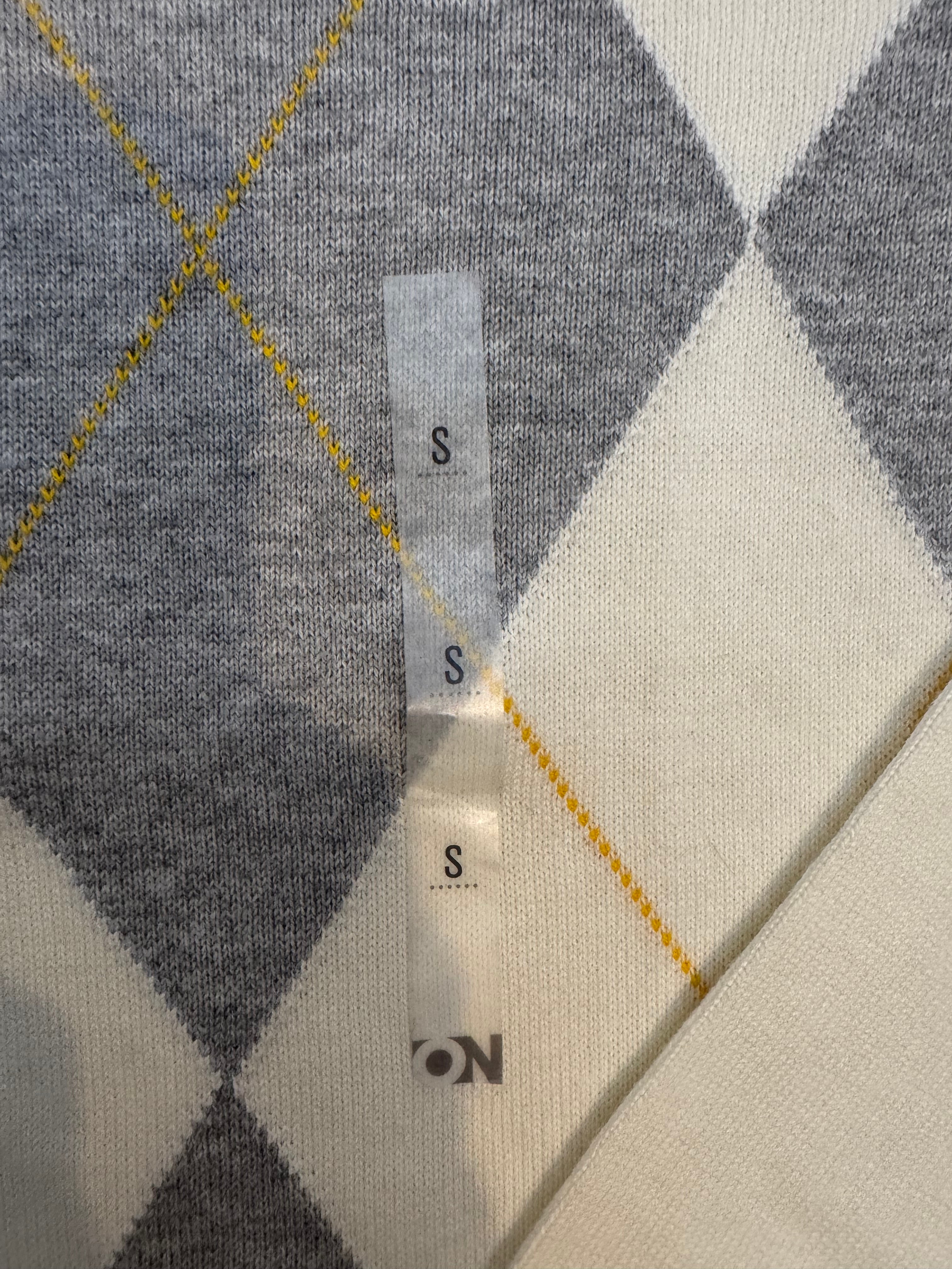 Old Navy Argyle Sweater Women’s Small Cream Gray Yellow V-Neck Knit Pullover
