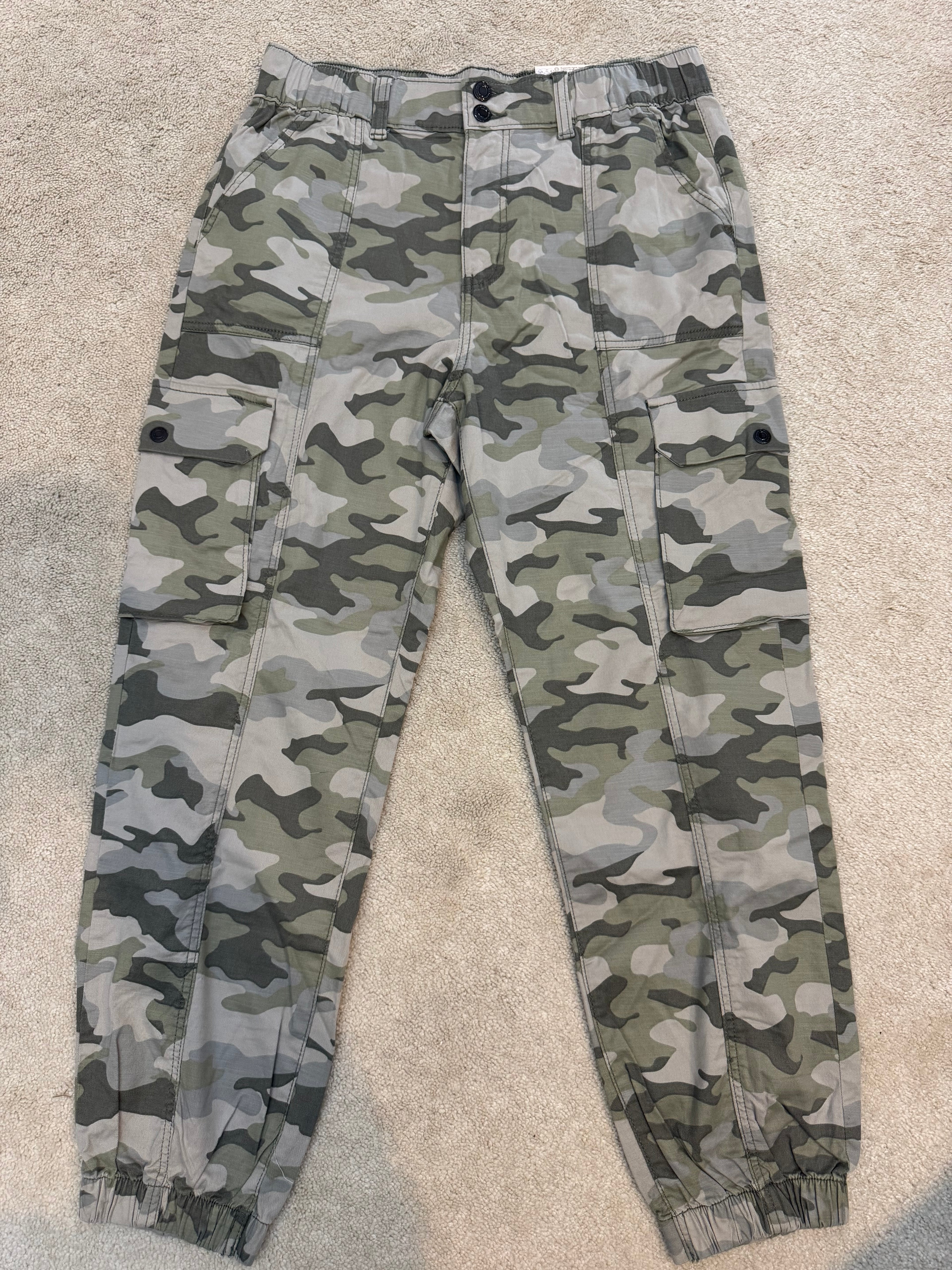 SO High Rise Cargo Jogger Women’s Large Green Camo Utility Pants NWT